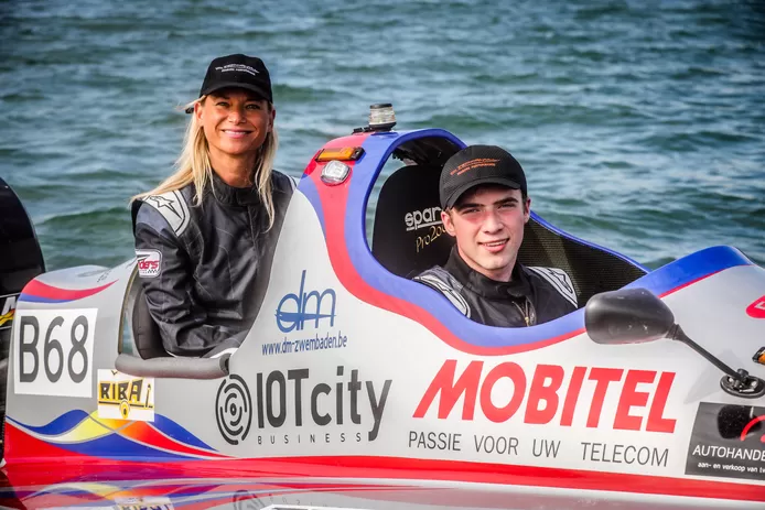 HLN headlines Julie (35) only woman as copilot and Quentin (17) youngest pilot in Europe at BK offshore powerboat racing: 'That adrenaline at 116 per hour, perfect'